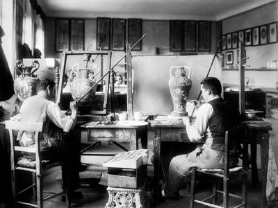 Dekoratører i Ginori-fabrikken, i Doccia nær Firenze, 1937 (glassplate) av Fratelli Alinari Fratelli Alinari