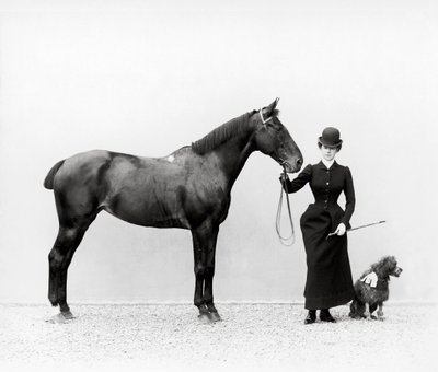 Portrett av frøken Walsh med en hest og en miniatyrpuddel på Villa di Montefonte, i Poggio Imperiale-området i Firenze, ca. 1890 (glassplate) av Fratelli Alinari Fratelli Alinari