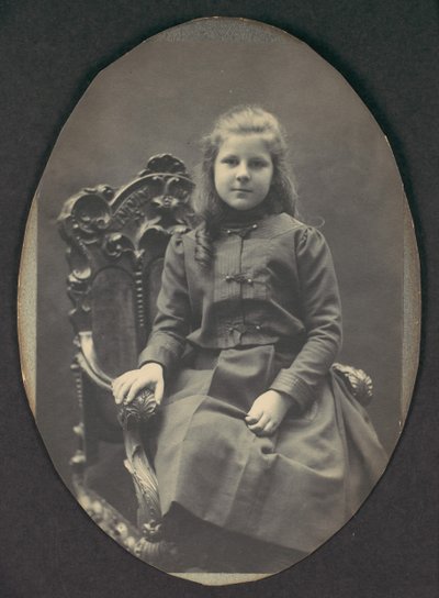 [Jente med ringer, sittende, trekvarts lengde], 1890-tallet. av Frederick Gutekunst