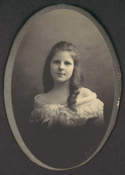 [Jente med hvit off-the-shoulder-kjole], 1890-tallet. av Frederick Gutekunst