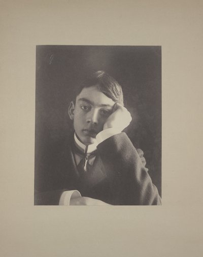 Gutt i dress med hånd mot ansikt, ca. 1896 av Frederick Holland Day
