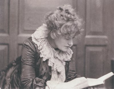 Portrettfotografi av Ellen Terry (1847-1928) som leser, av Frederick Hollyer (1837-1933) (sepiafoto) av Frederick Hollyer