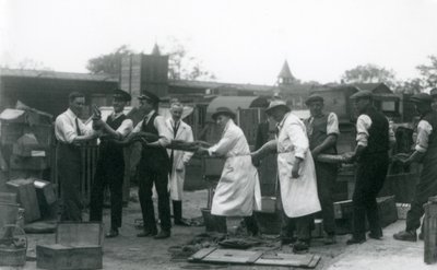 En 20 fot lang Python bæres av elleve medlemmer av Zoological Society-ansatte, London Zoo, juni 1925 av Frederick William Bond