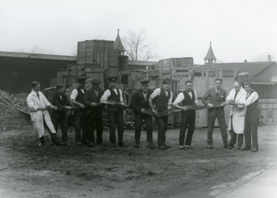 En 20 fot lang Python bæres av elleve medlemmer av Zoological Society-ansatte, London Zoo, 1924 av Frederick William Bond