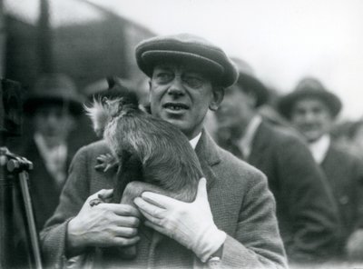 En svart-crested Mangabey, muligens fregner, med sin handler, som deltok i en ekstern sending fra London Zoo, 1925 av Frederick William Bond