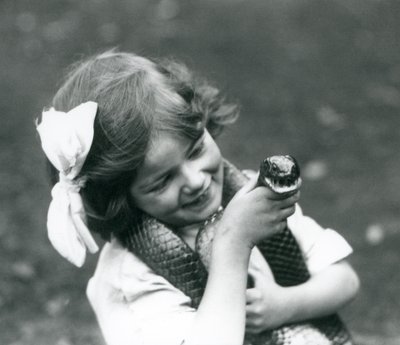 En ung jente Betty som holder en Eastern Indigo Snake, London Zoo, 1924 av Frederick William Bond