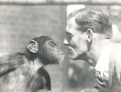 Booboo sjimpansen og John Shelly ved ZSL London Zoo, september 1927 av Frederick William Bond