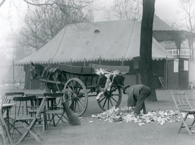 Rydder opp etter en bankferie i London Zoo i 1924 (s/hvitt-bilde) av Frederick William Bond