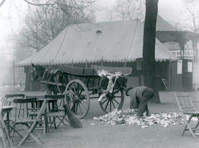 Rydder opp etter en helligdag i London Zoo i 1924 av Frederick William Bond