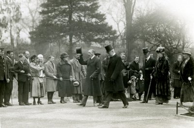 Kong George V, løfter hatten for folkemengdene foran følget sitt, under et besøk i London Zoo for å offisielt åpne akvariet, april 1924 av Frederick William Bond