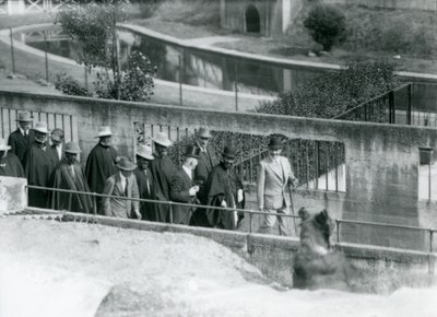 Sir Peter Chalmers Mitchell, med den etiopiske regenten Haile Selassie og hans følge, ser på en brunbjørn på Mappin Terraces, London Zoo, 1924 av Frederick William Bond