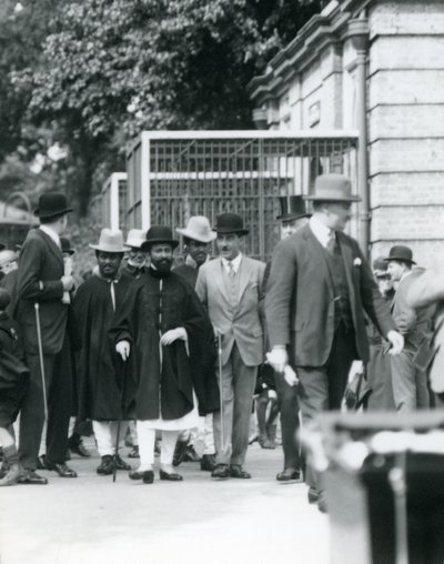 Sir Peter Chalmers Mitchell, med den etiopiske regenten Haile Selassie og hans følge, London Zoo, 1924 av Frederick William Bond