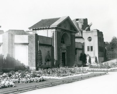 Reptilhuset i London Zoo i 1928 med formelle blomsterbed langs stiene til inngangen (s/hv-bilde) av Frederick William Bond
