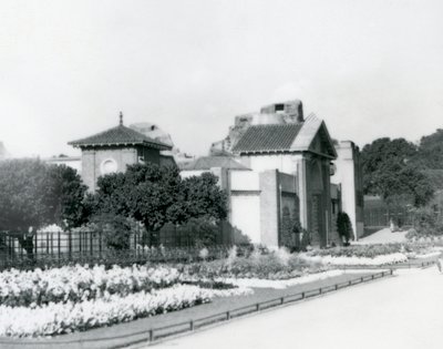 Reptilhuset i London Zoo i 1928 med formelle blomsterbed langs stiene til inngangen, London Zoo av Frederick William Bond