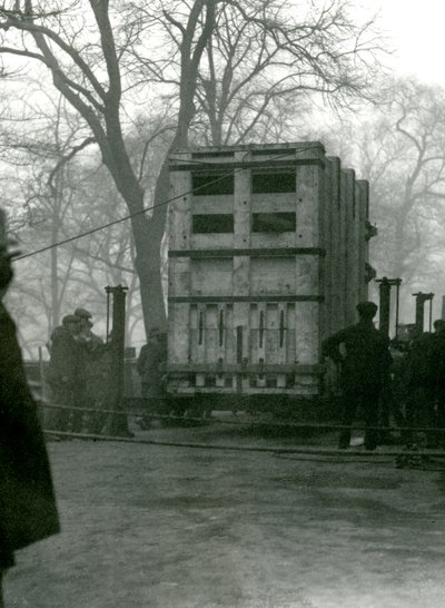Transporterer kvinnelig asiatisk elefant Lukhi, i en trekasse, London Zoo, 1923 av Frederick William Bond