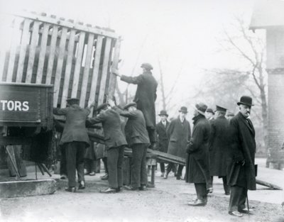 Lossing av det nyankomne indiske neshornet, London Zoo av Frederick William Bond