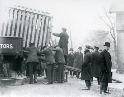 Lossing av det nylig ankomne indiske neshornet, London Zoo, 1924 av Frederick William Bond