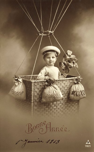1913 nyttårskort, med gutt som stiger opp i en ballong, med mye penger som ballast av French Photographer
