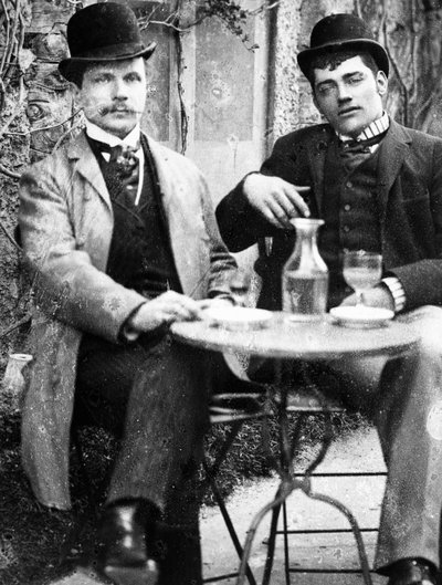 En slott (Ducos) og kusken hans sitter på terrassen til en kafé og drikker absint - fotografi, ca 1890 av French Photographer