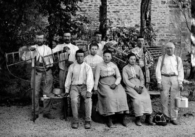 Landbruksarbeidere og deres verktøy, falske, rateau-ertrier (rake ertrier), flettekurv og mottaker for samlingen, på en gård nær Bourmont i Haute-Marne (Haute Marne), ca. 1890. Fotografi. Ducos samling. av French Photographer