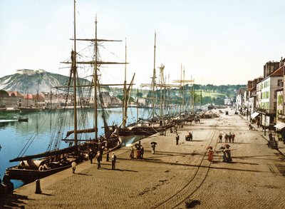 Båter la til kai i Cherbourg med det gamle fortet i bakgrunnen, 1890-1900 av French Photographer