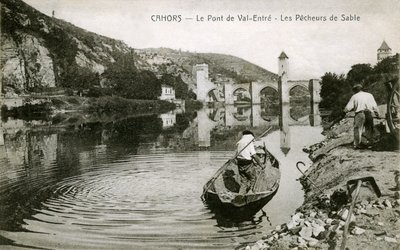 Cahors på begynnelsen av 1900-tallet: sandfiskere og båten deres på Lot, broen til Val-entre (Valentre) av French Photographer