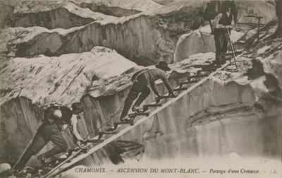 Chamonix - bestigningen av Mont Blanc. Klatrere som passerer en sprekk. Postkort sendt i 1913. av French Photographer