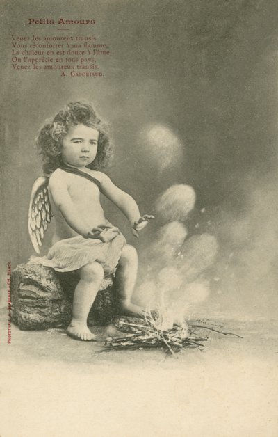 Kjerub som sitter ved bål (s/hvitt bilde) av French Photographer