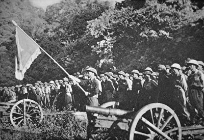Kommunistiske Viet Minh-tropper på parade med lett feltartilleri, under beleiringen av Dien Bien Phu, november 1953-mai 1954 (farge litho) av French Photographer