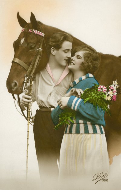 Par som skal kysse, står ved brun hest (fargebilde) av French Photographer
