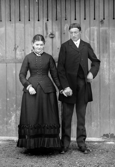 Par på søndag for å feire sønnens første nattverd, nær Bourmont i Haute-Marne (Haute Marne), rundt 1880. Ducos Collection. av French Photographer