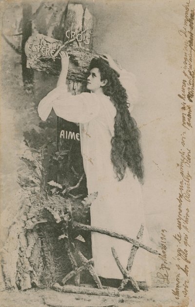 Crois Espere Aime (Believe Hope Love). Postkort sendt i 1913. Håndskrift på høyre kant er personlig melding mellom familiemedlemmer. av French Photographer