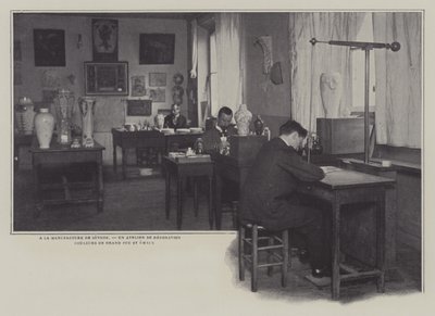 Utsmykningsverksted ved Sevres porselensfabrikk, Frankrike (s/hvitt-bilde) av French Photographer