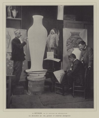 Utsmykningsverksted ved Sevres porselensfabrikk, Frankrike (s/hvitt-bilde) av French Photographer