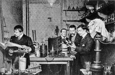 Direktører for Society of Alchemy and Astrology of France i laboratoriet deres, 1903 av French Photographer