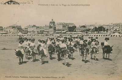 Eselturer på stranden ved Les Sables-dOlonne i det vestlige Frankrike. Postkort sendt i 1913. av French Photographer