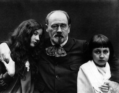 Emile Zola (1840-1902), forfatter og fransk journalist, i hagen til Verneuil-sur-Seine (Yvelines) sammen med barna Denise og Jacques. - Emile Zola (1840-1902), fransk forfatter og journalist, i hans hjem til Verneuil-sur-Seine (Yvelines) og hans ch av French Photographer