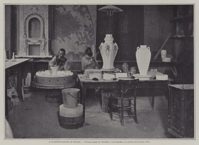 Emaljering med pensel på Sevres porselensfabrikk, Frankrike (s/hv-bilde) av French Photographer