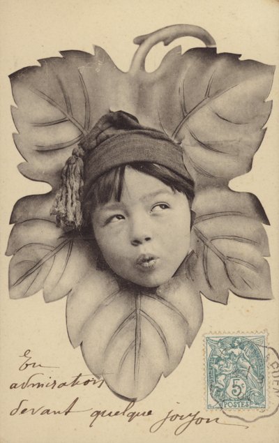 Ansiktet til en liten gutt i midten av et blad (fotokollasje) av French Photographer