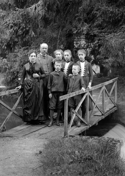 Familie av byboere, poserer i hagen deres, nær Bourmont i Haute-Marne (Haute Marne), ca. 1880. Fotografi. Ducos samling. av French Photographer