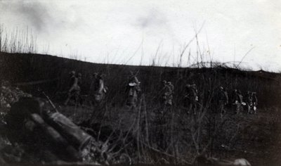 Første verdenskrig (1914-1918): en gruppe soldater som marsjerte mot Rocour (Saint Quentin) (Aisne) av French Photographer