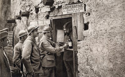 Første verdenskrig: «samarbeidssystemer satt opp på slagmarken som tillot utmattede soldater å komme seg.» I «Speilet» 1918 av French Photographer