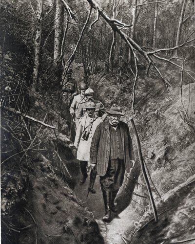 Første verdenskrig: «Konsilets president Georges Clemenceau krysser en skyttergrav (gut) under et av sine hyppige besøk til fronten, ledsaget av sine generaler». I «Speilet», 1918. av French Photographer