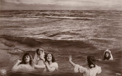 Fem kledde kvinner i havet (fotokollasje) av French Photographer