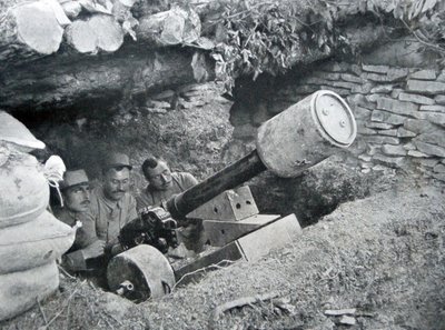 Fransk 48-pistol brukt til å skyte opp landminer, 1915 av French Photographer