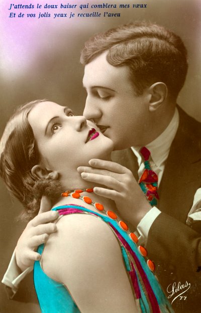 French Couple Kissing, ca. 1920 (håndfarget sølvtrykk) av French Photographer