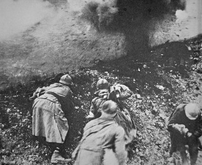 Fransk infanteri under ild fra tysk artilleri under slaget ved Verdun av French Photographer