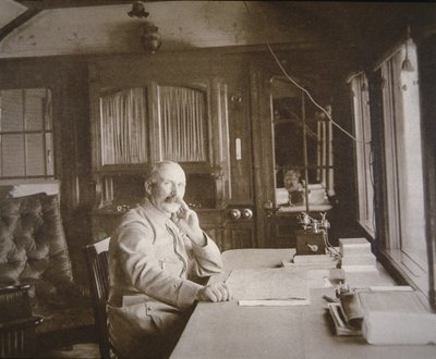 General Pétain i sin jernbanevogn-salong-hovedkvarter under slaget ved Verdun, februar-desember 1916 (s/hv-bilde) av French Photographer