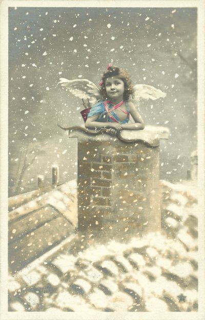 Jenteengel som kommer ut av skorsteinen i snøen av French Photographer