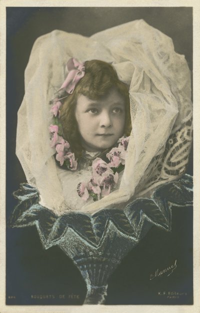 Jente i en blomst (fargebilde) av French Photographer